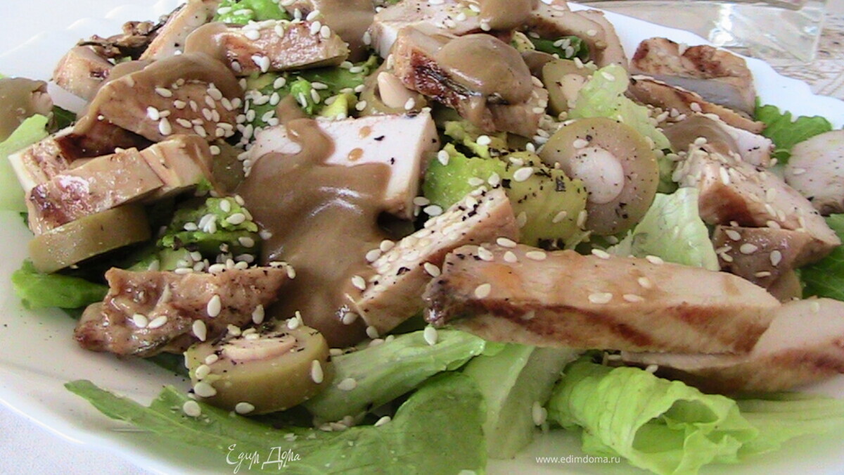 Салат с авокадо и куриной грудкой