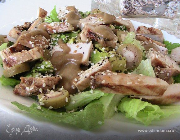 Салат с авокадо и куриной грудкой