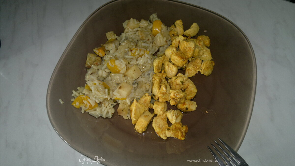 Рис в грузинском стиле (с зеленым хмели-сунели), куриные грудки с куркумой и паприкой