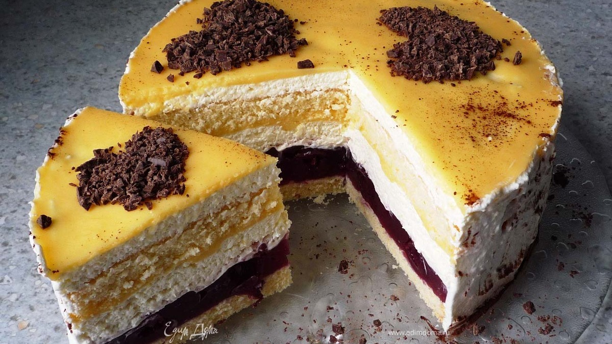 Сметанный торт с вишней и яичным ликером