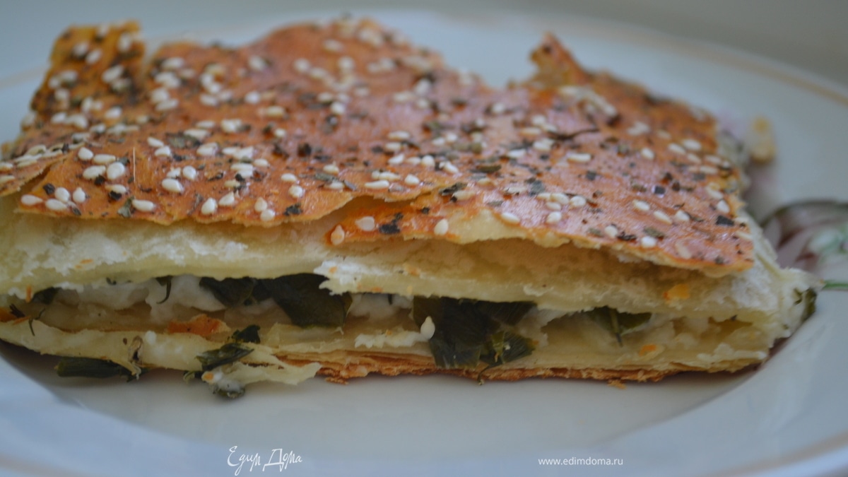 Слоеный пирог с плавлеными сырками и зеленью