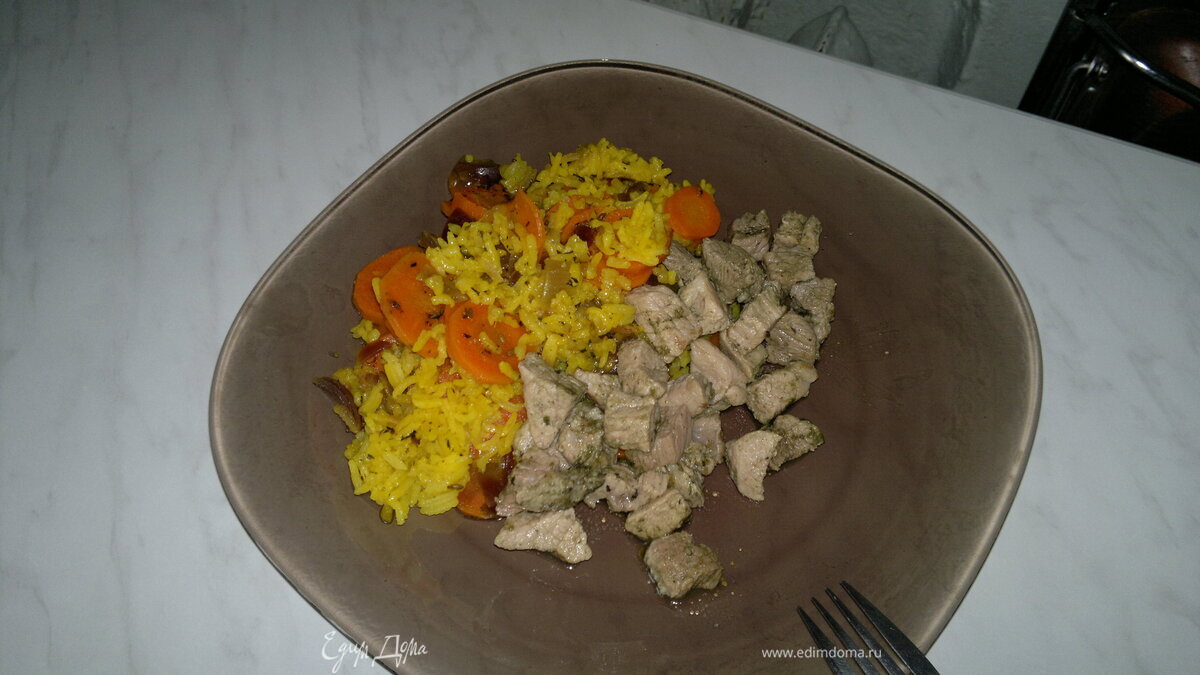 Рис с морковью в восточном стиле и свиная лопатка с кавказскими травами