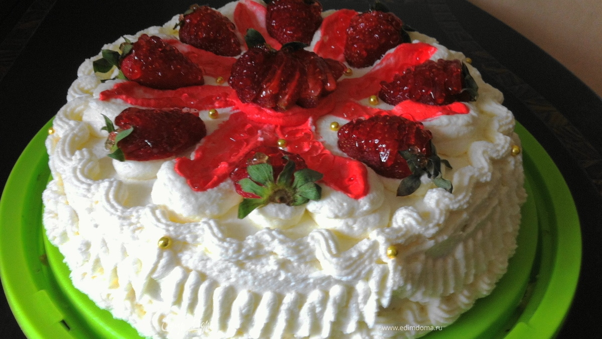 Торт «Нежный» с крем-чизом и клубникой
