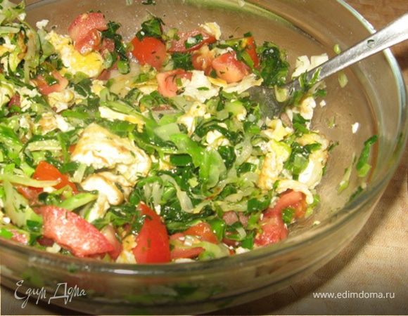 Теплый овощной салат с яйцом и капустой