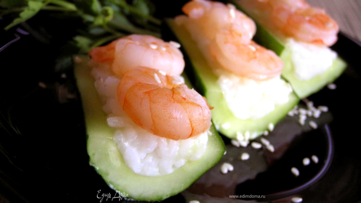 Роллы с креветками в огурцах