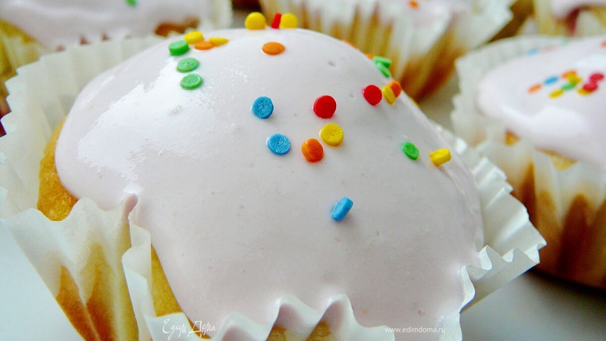 Кексы с красной смородиной на йогурте