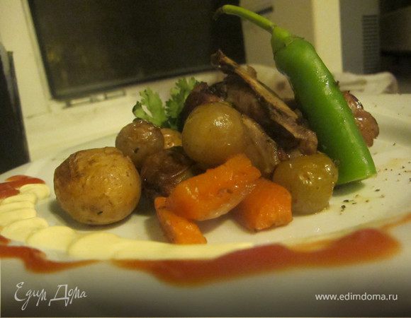 Ягнятина с алычой,молодым картофелем и винным соусом