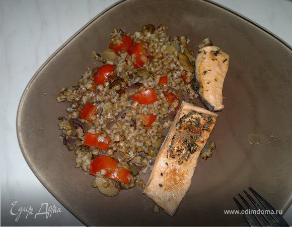 Гречка с овощами, грибами и форель в собственном соку Гречка с овощами, грибами и форель в собственном соку