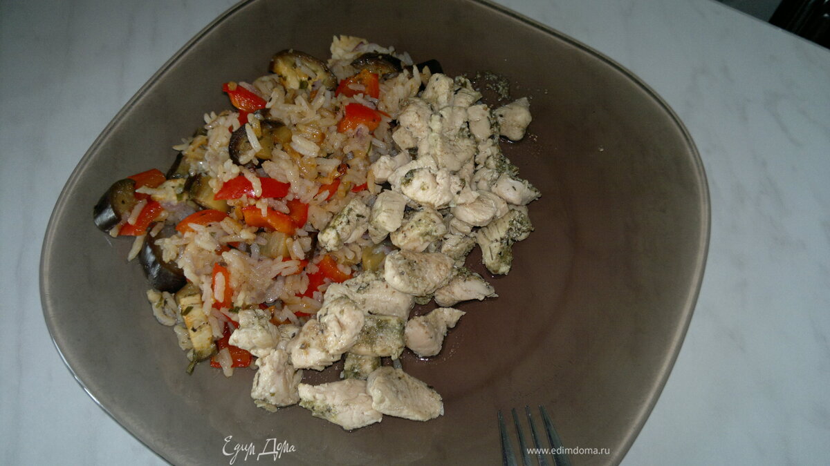 Рис с весенними овощами и куриная грудка в травах