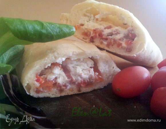 Мини-кальцоне с салями, сыром рикотта и брынзой