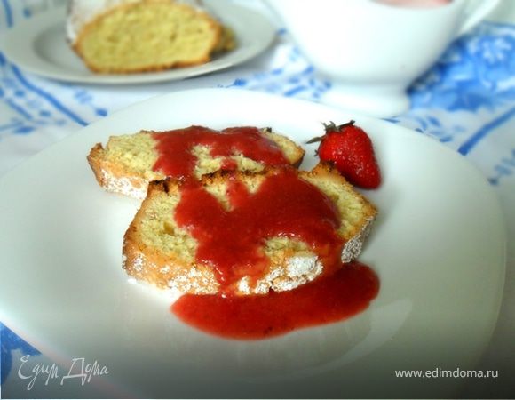 Ореховый кекс с клубничным соусом