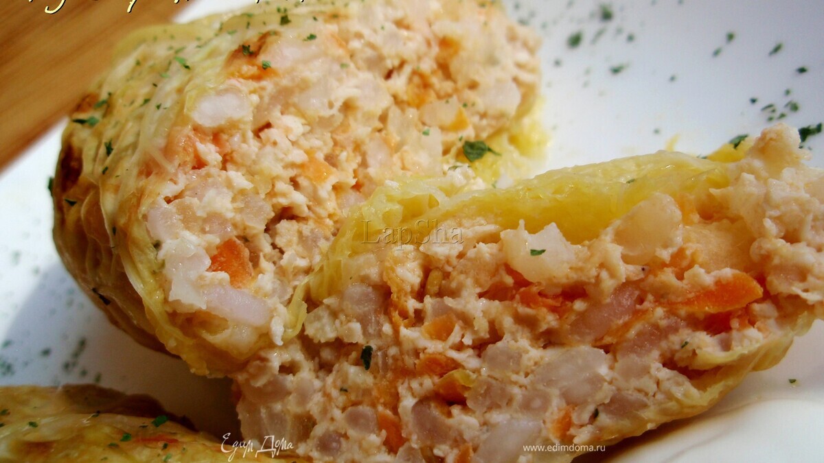 Куриные голубцы с овощами в листьях савойской капусты