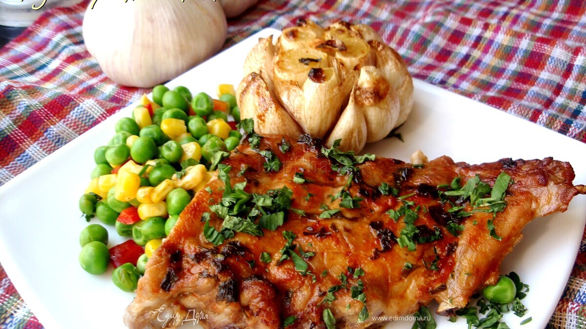 Острые свиные ребрышки с печеным чесноком