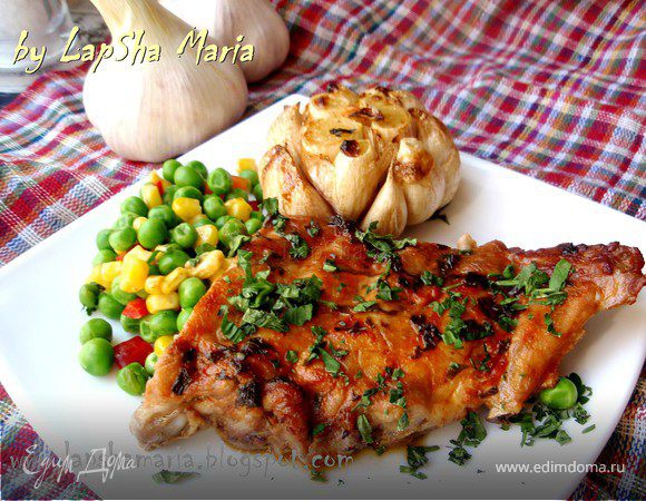 Острые свиные ребрышки с печеным чесноком