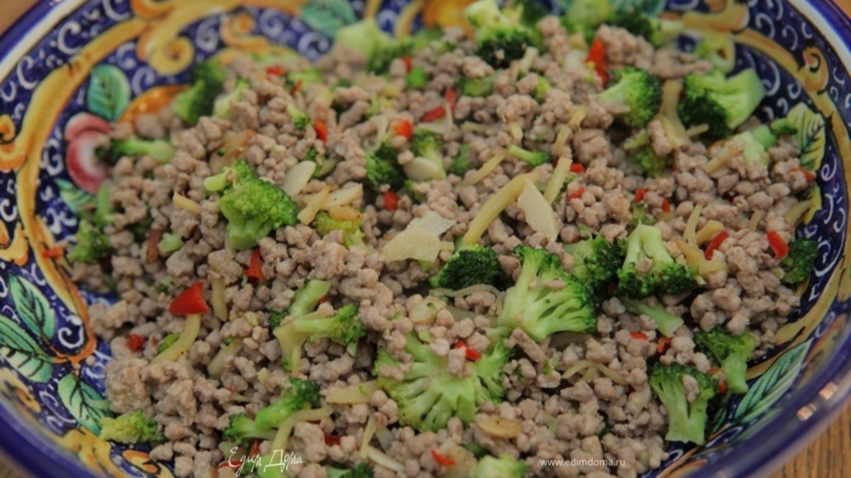 Рубленая свинина с брокколи и имбирем