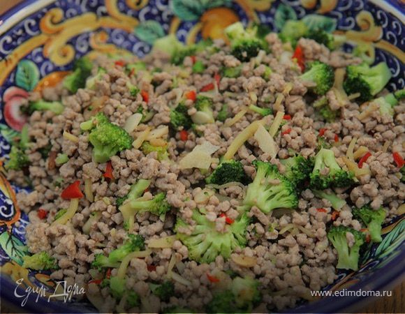 Рубленая свинина с брокколи и имбирем