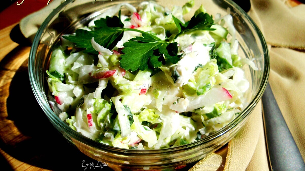 Капустный салат с заправкой из феты