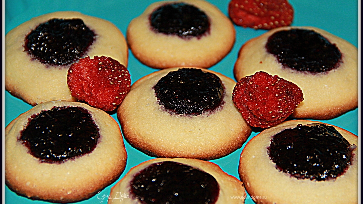 Быстрое печенье с черничным вареньем