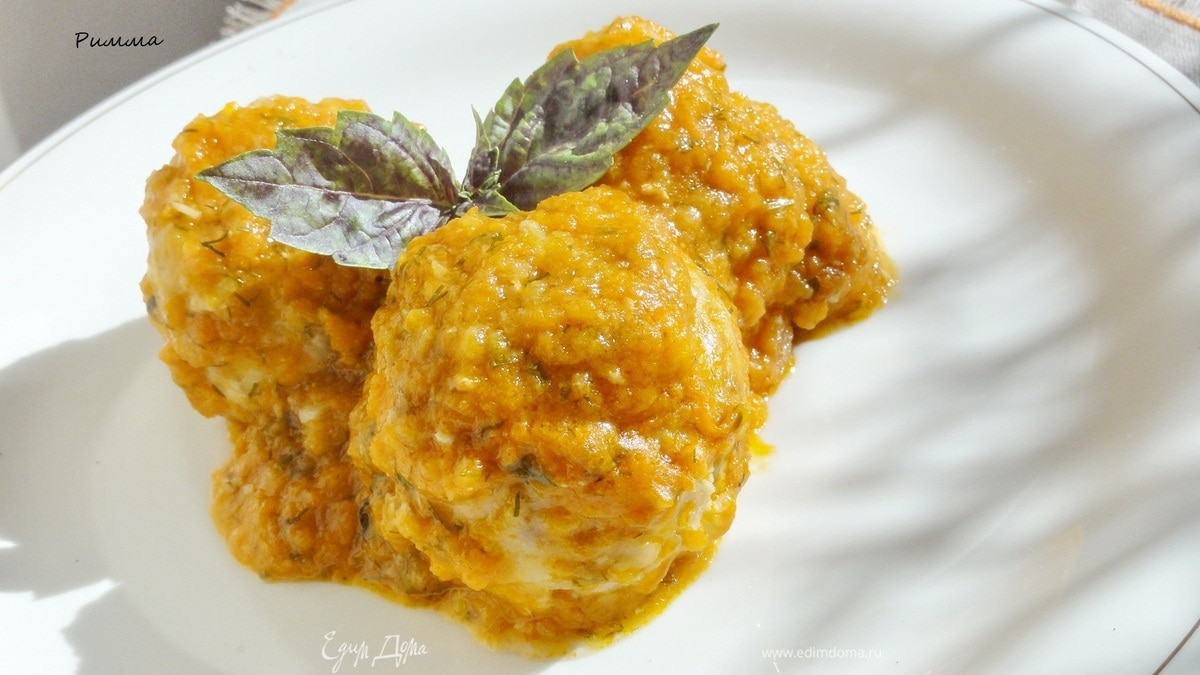 "Ежики" куриные с рисом под овощным соусом