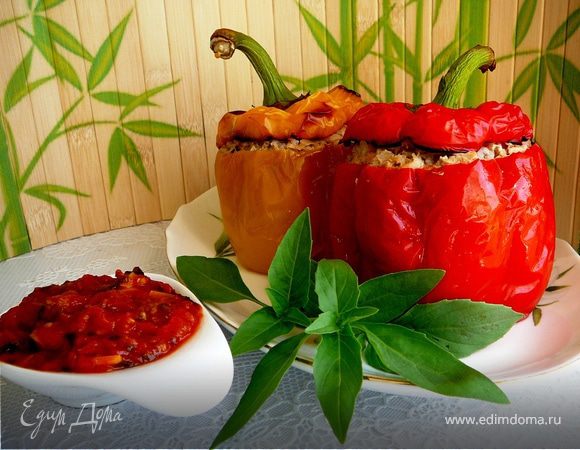 Фаршированные болгарские перцы с томатным соусом