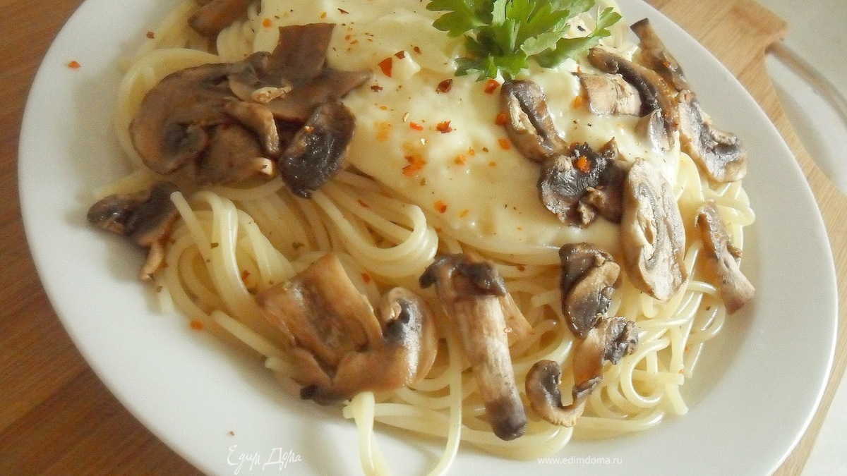 Спагетти с грибами и соусом "Бешамель"