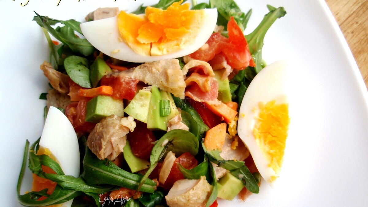 Салат с курицей и авокадо