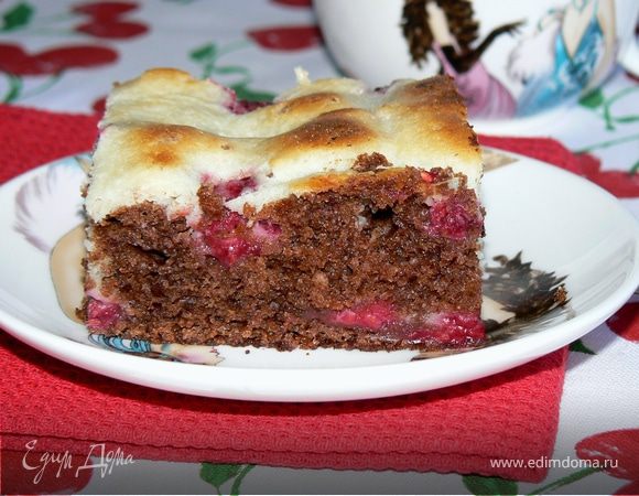 Шоколадный пирог с малиной