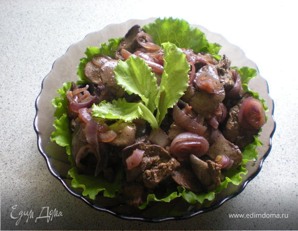 Куриная печенка с красным луком  в красном вине