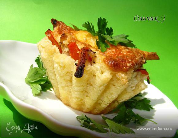 Закусочные рисовые тарталетки с запечёнными овощами и куриным филе под сыром