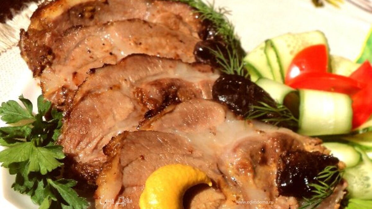 Свинина, запеченная с черносливом