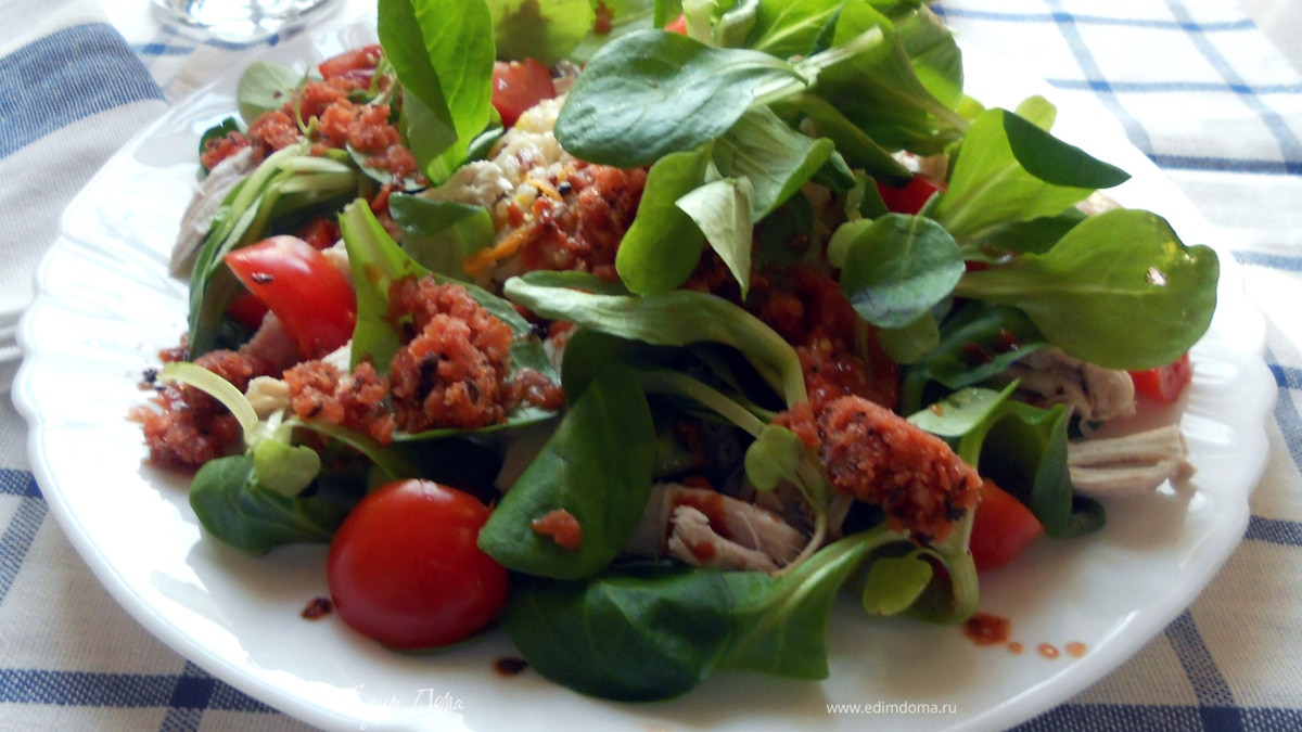 Cалат с курицей, рисом и томатно-базиликовой ледяной крошкой