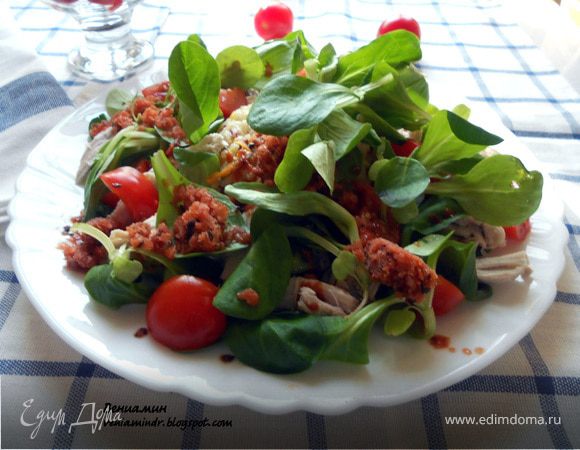 Cалат с курицей, рисом и томатно-базиликовой ледяной крошкой