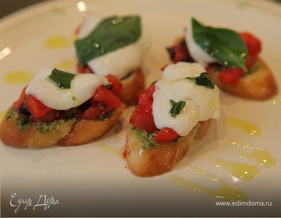 Брускетта с моцареллой, помидорами и базиликом 