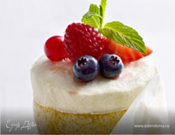 Замороженное лимонное суфле с маринованными ягодами Замороженное лимонное суфле с маринованными ягодами