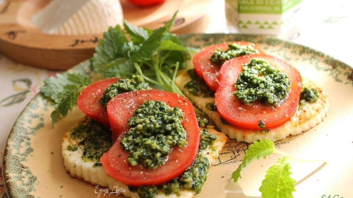Тёплая закуска с адыгейским сыром, помидором и соусом песто