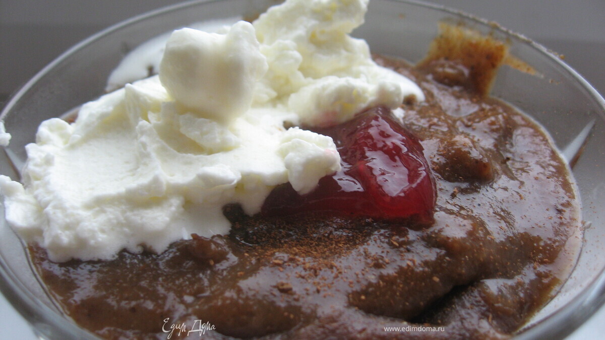 Сладкий хлебный суп-десерт с сухофруктами и сливками