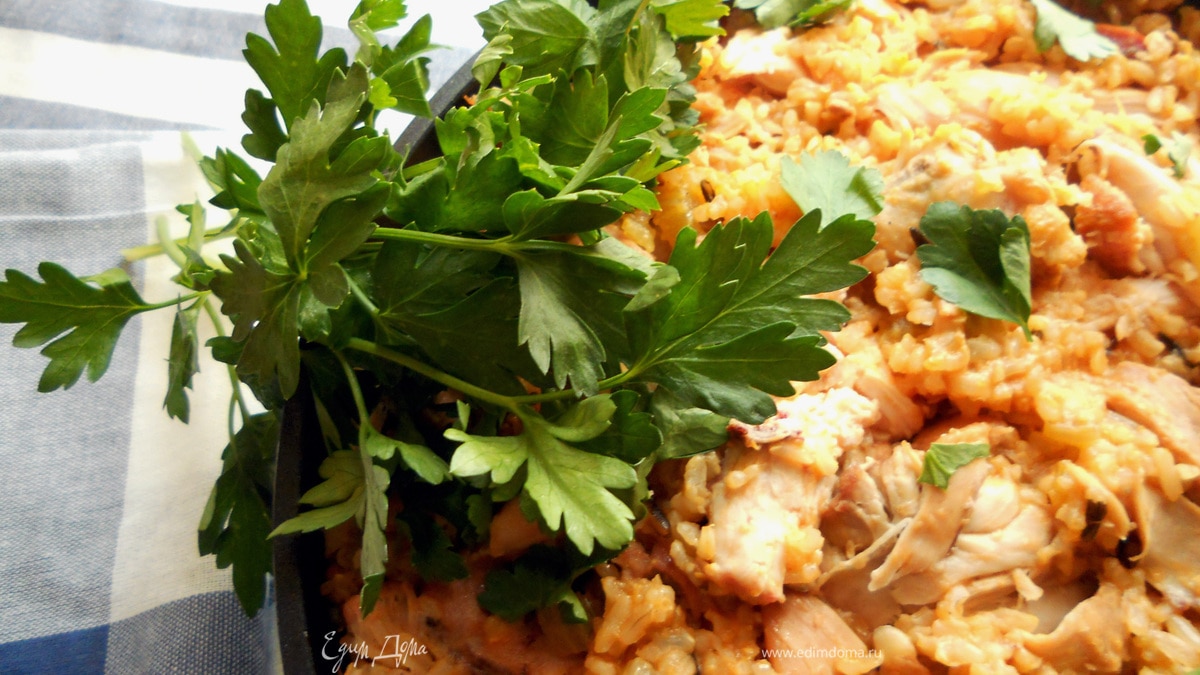 Джамбалайя с бурым рисом и копченой курицей