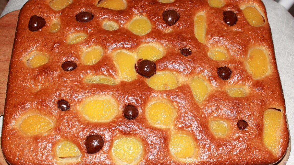 Пирог с персиками и вишней в шоколаде "Леди"