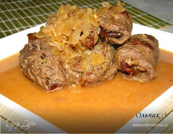 Говяжьи рулетики со сливой и миндалем Говяжьи рулетики со сливой и миндалем