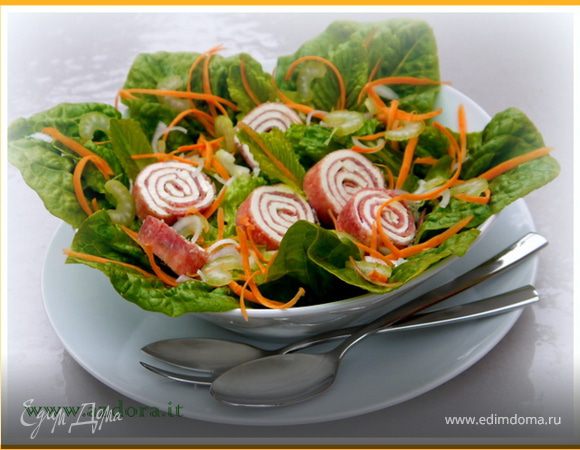 Зелёный салат с рулетиками из салями и с заправкой из гомасио
