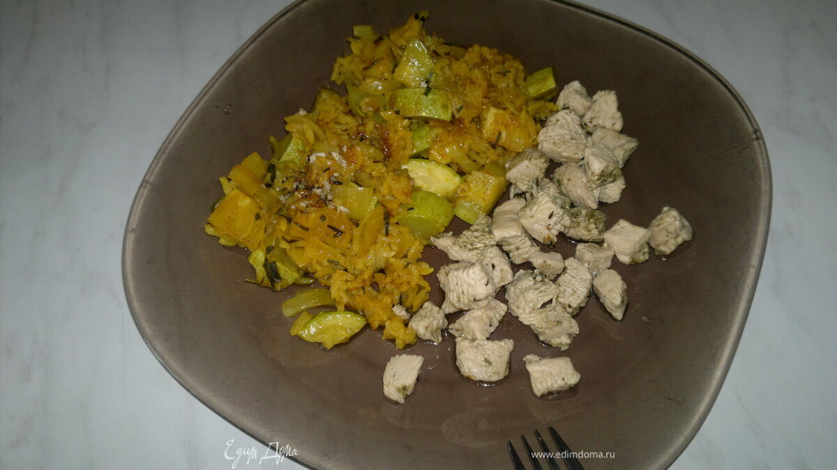 Рис с куркумой, паприкой и овощами и грудка индейки с хмели-сунели