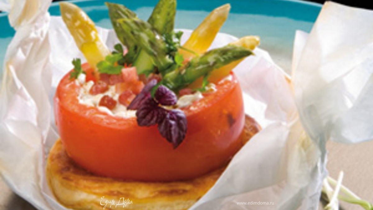Фаршированные помидоры и спаржа на слоеном тесте