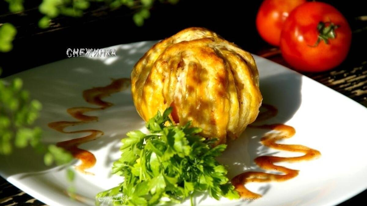 "Клубок" из куриного филе с фаршированным помидором