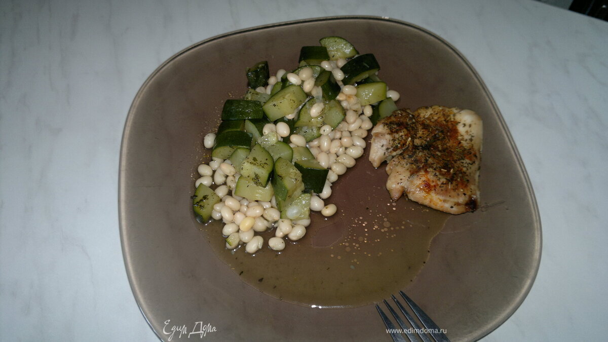 Белая фасоль с рагу из цукини и запеченное в духовке куриное бедро с шалфеем