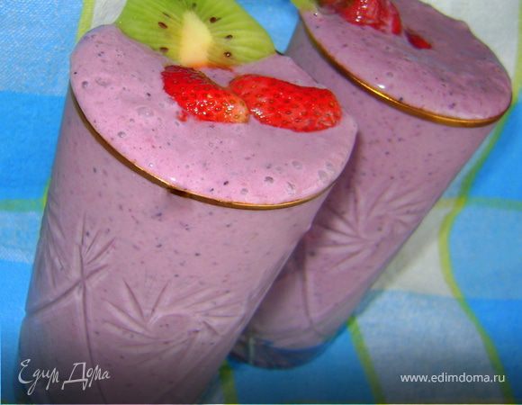 Смузи с бананом и черникой