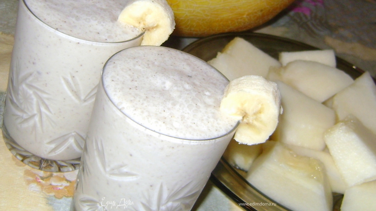 Смузи из дыни с молоком и бананом