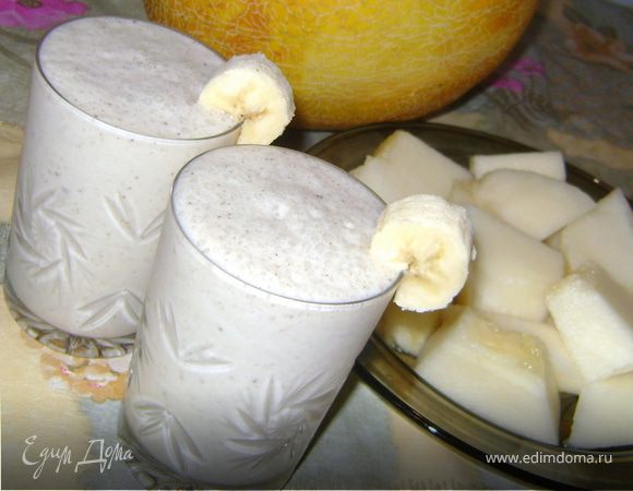 Смузи из дыни с молоком и бананом