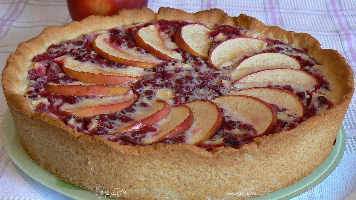 Пирог с брусникой и яблоком