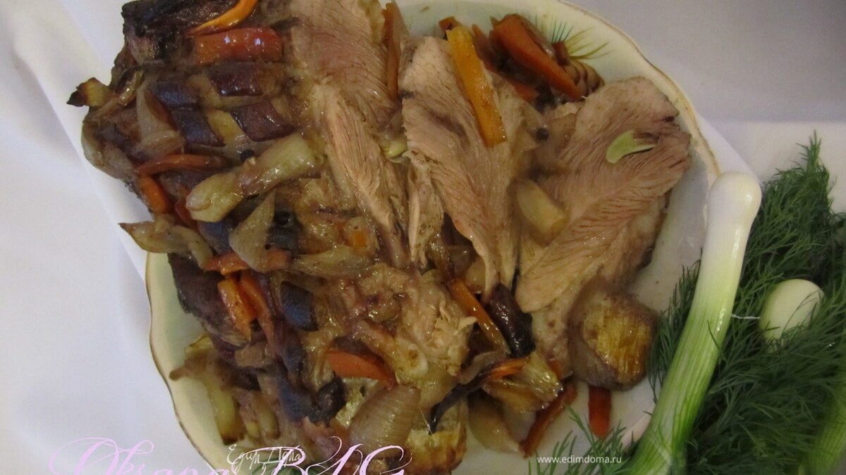 Запеченная свиная голяшка