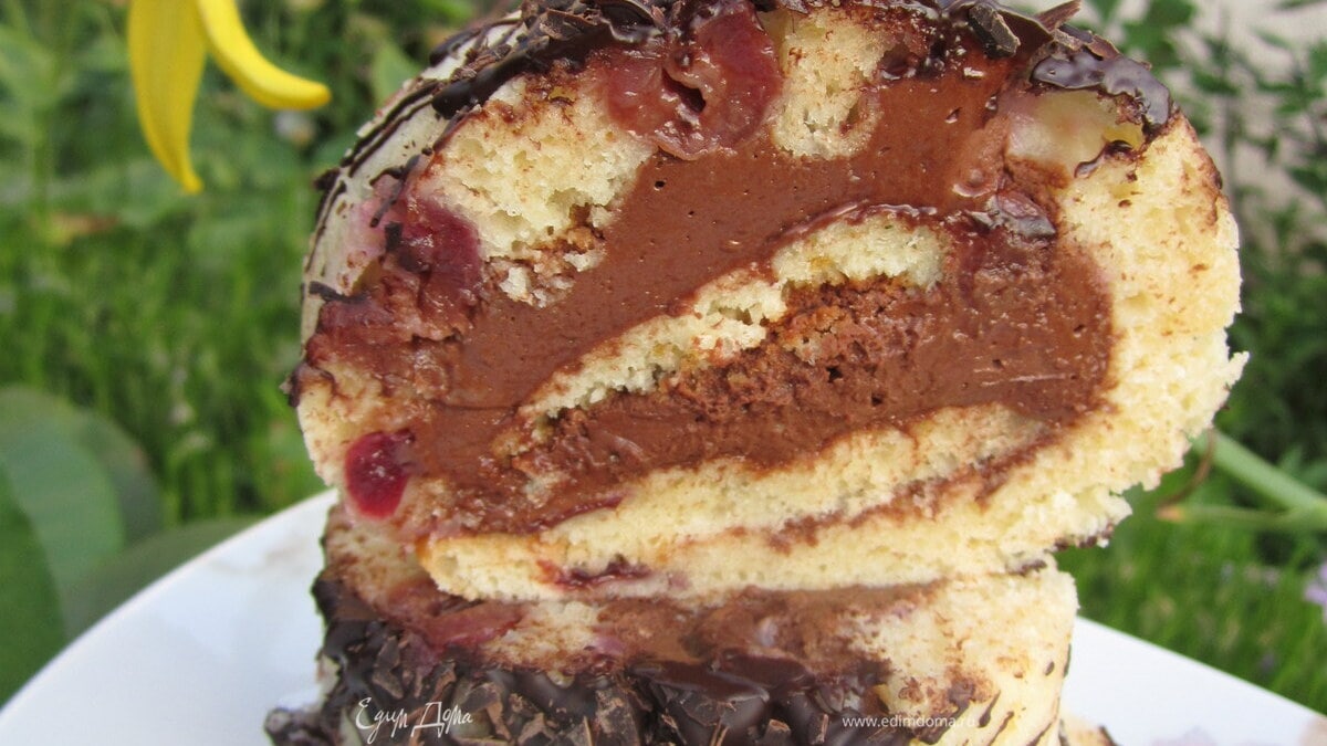 Рулет с черешней и шоколадным кремом